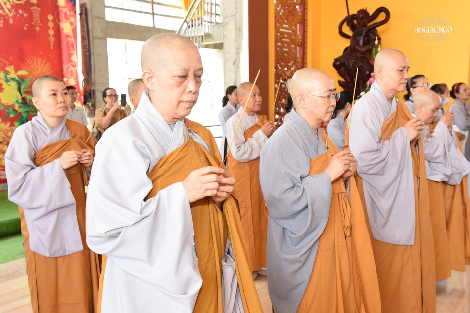 Chư Ni thành kính tưởng niệm cố Hòa thượng Chư Ni thành kính tưởng niệm cố Hòa thượng