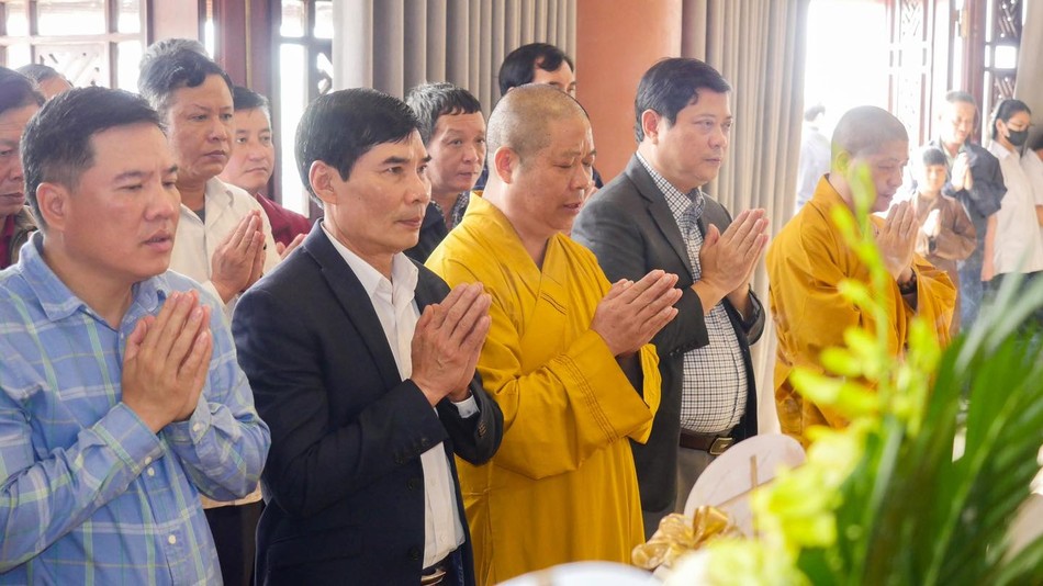 Chư tôn đức và đại biểu chính quyền tưởng niệm chư vị lịch đại Tổ sư Chư tôn đức và đại biểu chính quyền tưởng niệm chư vị lịch đại Tổ sư