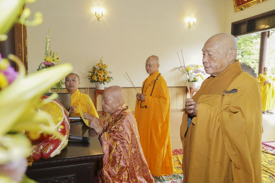 Chư tôn đức dâng hương tưởng niệm Chư tôn đức dâng hương tưởng niệm