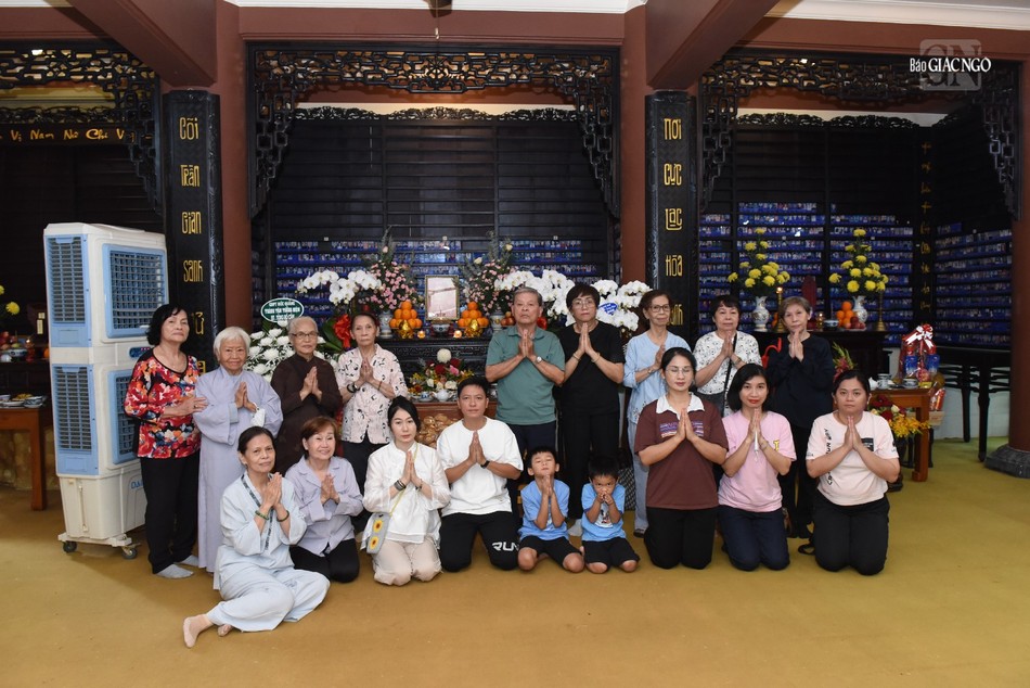 Gia quyến của cố cư sĩ Tống Hồ Cầm