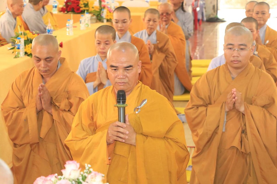 Thượng tọa Thích Tĩnh Triệt dâng lời phát nguyện Thượng tọa Thích Tĩnh Triệt dâng lời phát nguyện