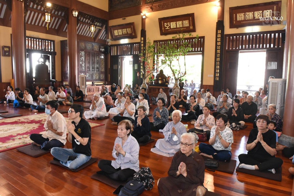 Thân bằng quyến thuộc của cố cư sĩ Tống Hồ Cầm