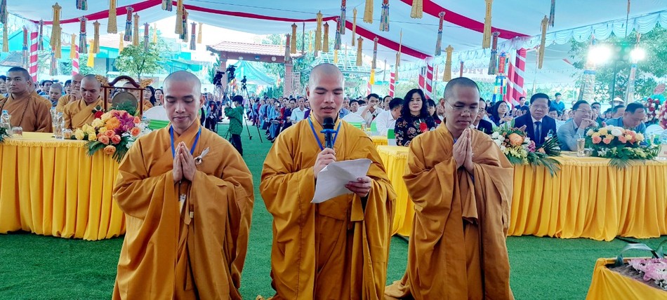 Đại đức tân trụ trì dâng lời phát nguyện Đại đức tân trụ trì dâng lời phát nguyện