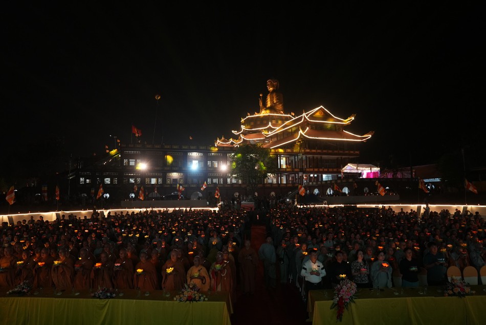 Đêm hoa đăng cầu nguyện thế giới hòa bình, chúng sinh an lạc Đêm hoa đăng cầu nguyện thế giới hòa bình, chúng sinh an lạc