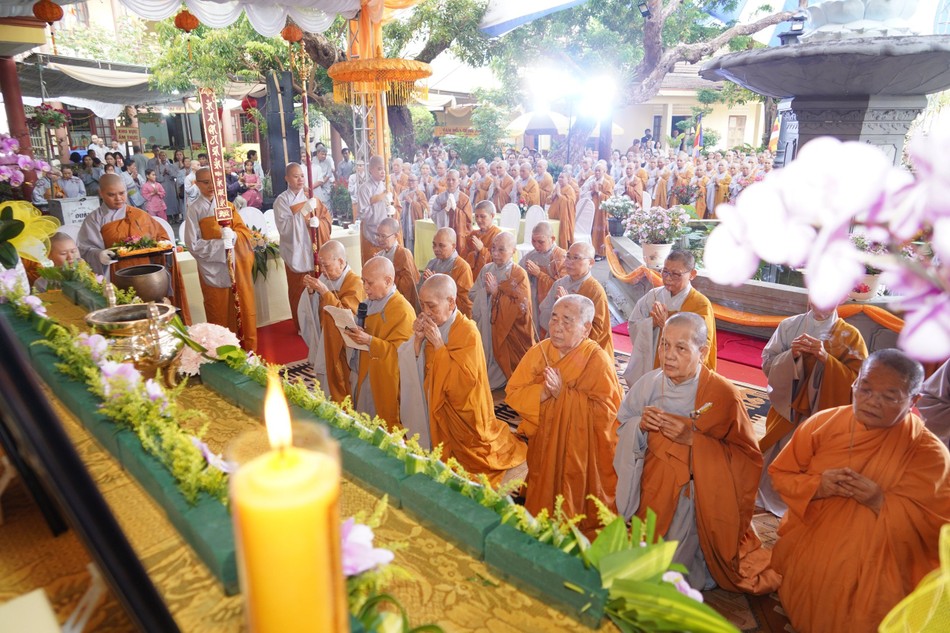 Chư tôn đức Ni dâng hương tưởng niệm Đức Thánh Tổ Ni Ái Đạo và chư Ni tiền bối hữu công tỉnh Quảng Nam Chư tôn đức Ni dâng hương tưởng niệm Đức Thánh Tổ Ni Ái Đạo và chư Ni tiền bối hữu công tỉnh Quảng Nam