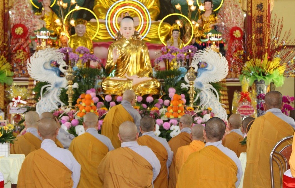 Chư Ni dâng hương tưởng niệm Đức Thánh Tổ Ni Đại Ái Đạo Kiều Đàm Di Chư Ni dâng hương tưởng niệm Đức Thánh Tổ Ni Đại Ái Đạo Kiều Đàm Di