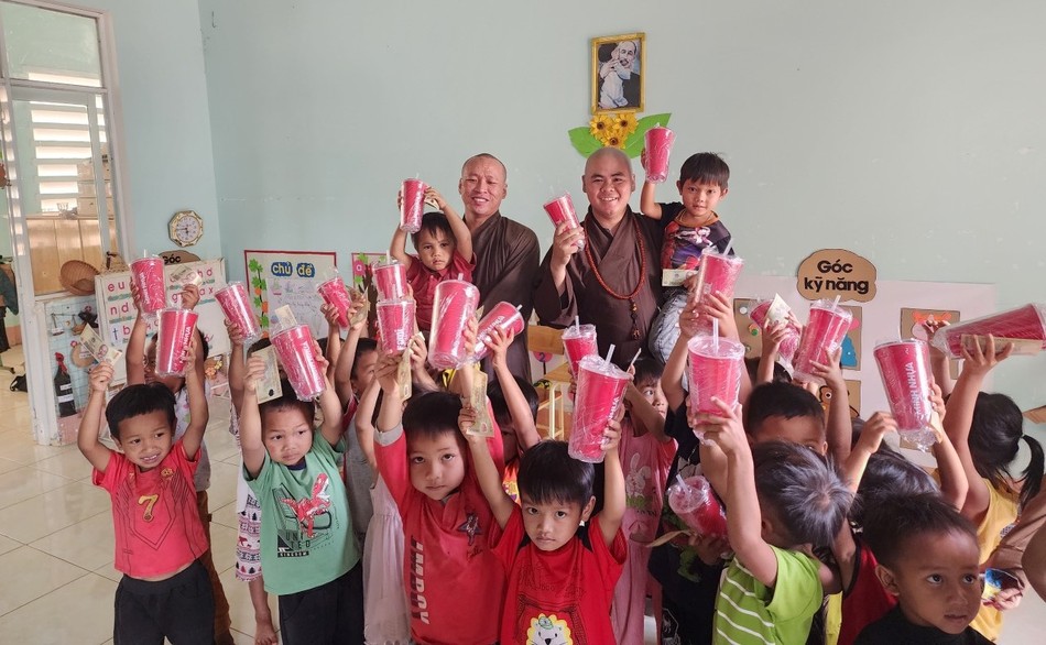 Em vui nhận quà Em vui nhận quà