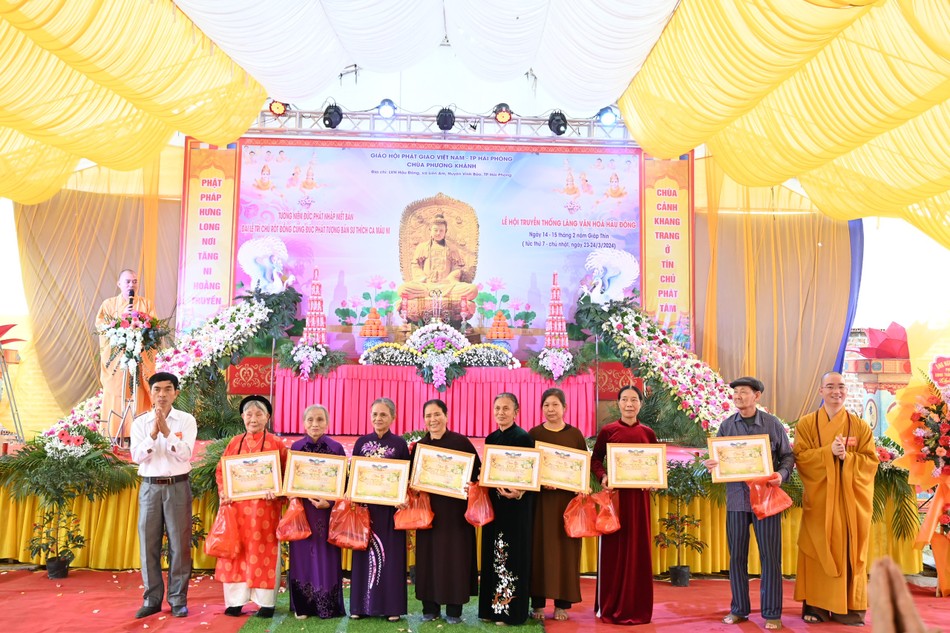 Đại đức trụ trì chùa Phương Khánh trao quà mừng thọ đến các cụ cao tuổi Đại đức trụ trì chùa Phương Khánh trao quà mừng thọ đến các cụ cao tuổi