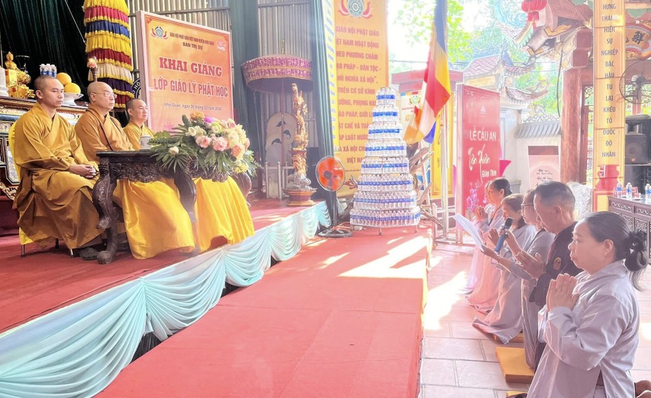 Đại diện Phật tử tham gia lớp học dâng lời phát nguyện Đại diện Phật tử tham gia lớp học dâng lời phát nguyện