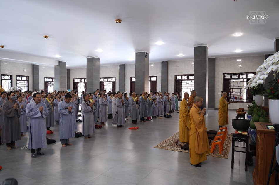 Chư Tăng hướng dẫn Phật tử đảnh lễ Tam bảo