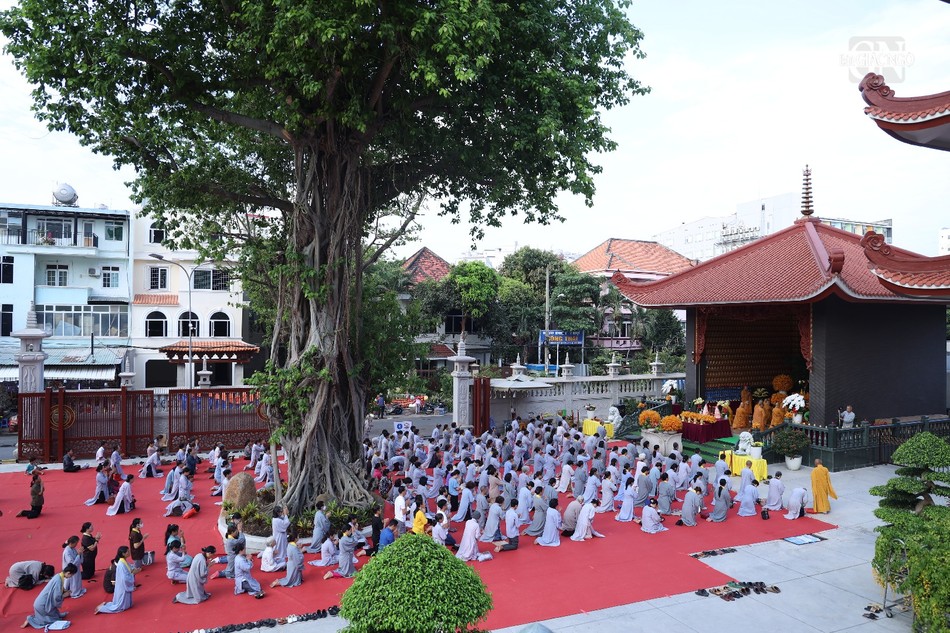 Đông đảo Phật tử vân tập về chùa Phổ Quang tham dự khóa lễ cầu an
