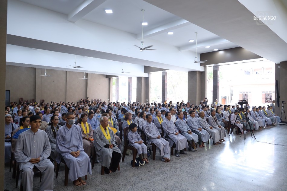 Gần 400 Phật tử tham dự khóa tu