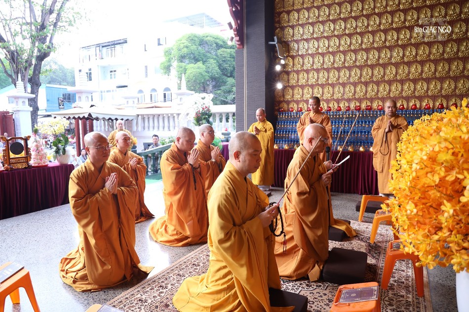 Chư tôn đức niêm hương cầu nguyện