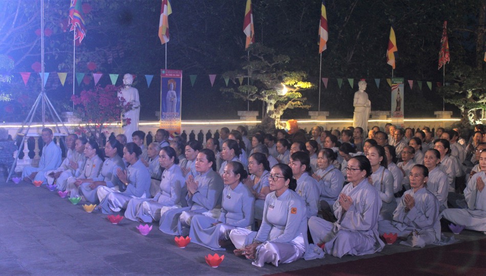 Nhiếp tâm lắng nghe 12 hạnh nguyện của Bồ-tát Quán Thế Âm Nhiếp tâm lắng nghe 12 hạnh nguyện của Bồ-tát Quán Thế Âm