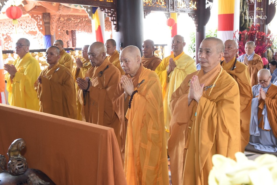 Chư tôn đức Tăng Ni nhất tâm cầu nguyện