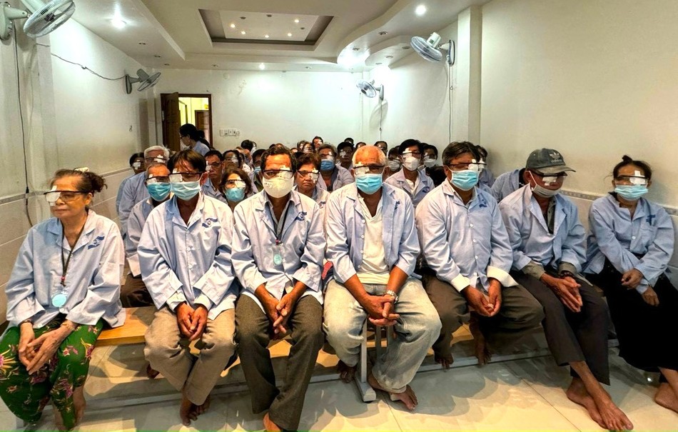 152 bệnh nhân bị cườm, đục thủy tinh thể và bệnh về mắt đã được phẫu thuật miễn phí tại Bệnh viện mắt Tây Nam