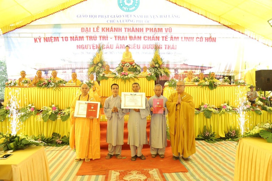 Trao Bằng tuyên dương công đức Trao Bằng tuyên dương công đức