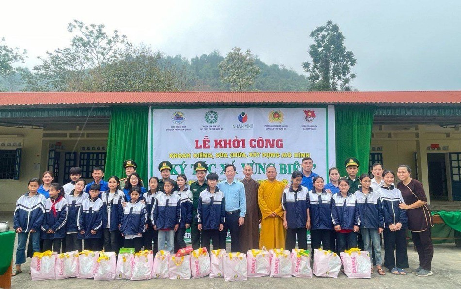 Trao quà đến các em học sinh Trường THCS Tam Quang