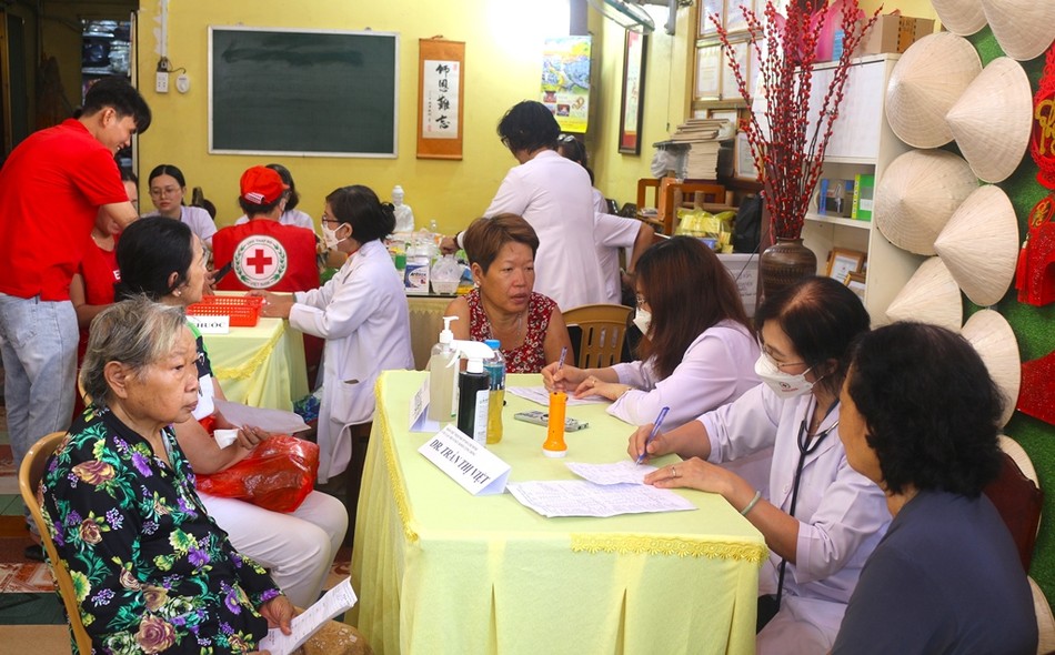 Khám bệnh cho bà con nghèo