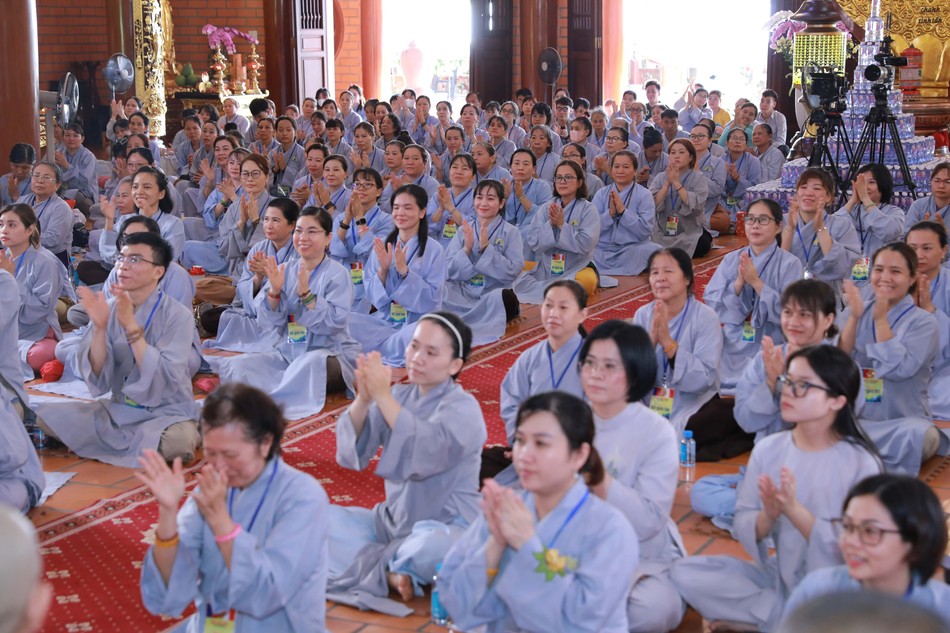 Đông đảo Phật tử về chùa tham dự Đông đảo Phật tử về chùa tham dự
