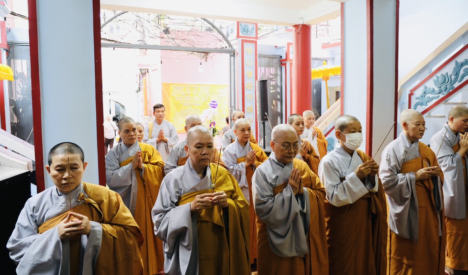 Chư Ni thắp hương tưởng niệm