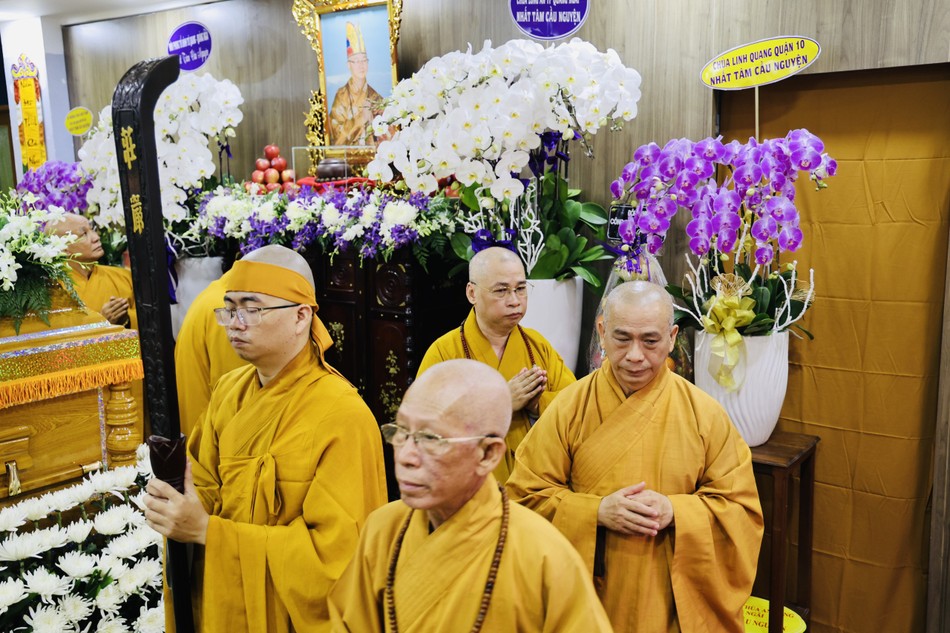 Hữu nhiễu kim quan