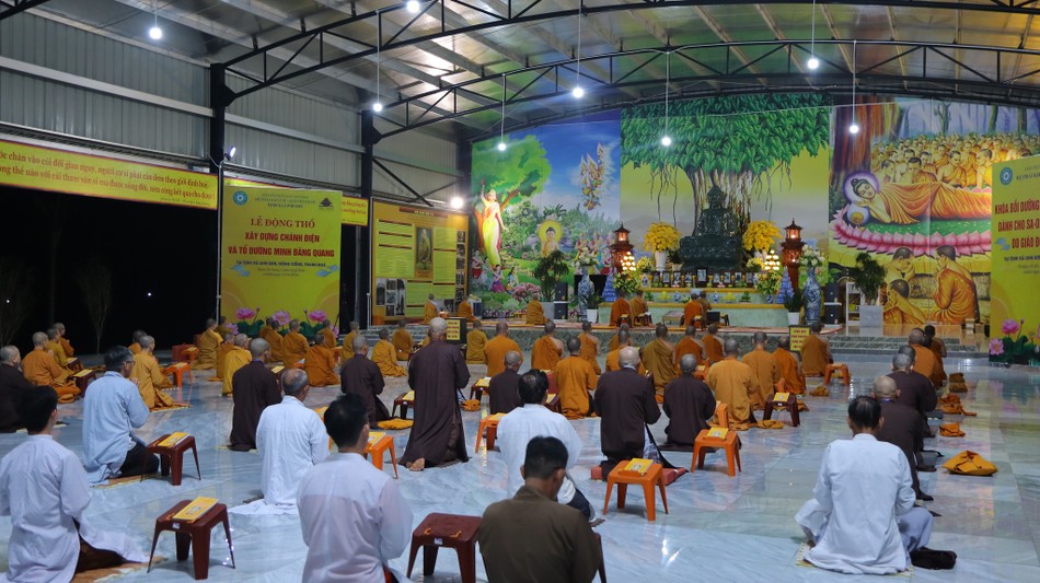 Thời tụng kinh và trình pháp mỗi tối từ 19 giờ đến 21 giờ 30 Thời tụng kinh và trình pháp mỗi tối từ 19 giờ đến 21 giờ 30