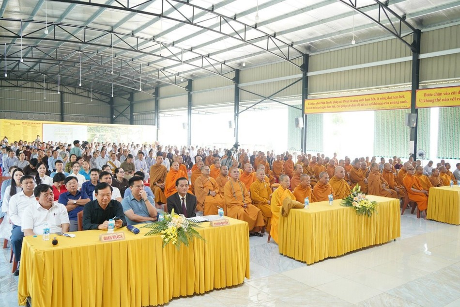 Chư Tăng Ni, đại biểu, Phật tử tham dự buổi lễ Chư Tăng Ni, đại biểu, Phật tử tham dự buổi lễ