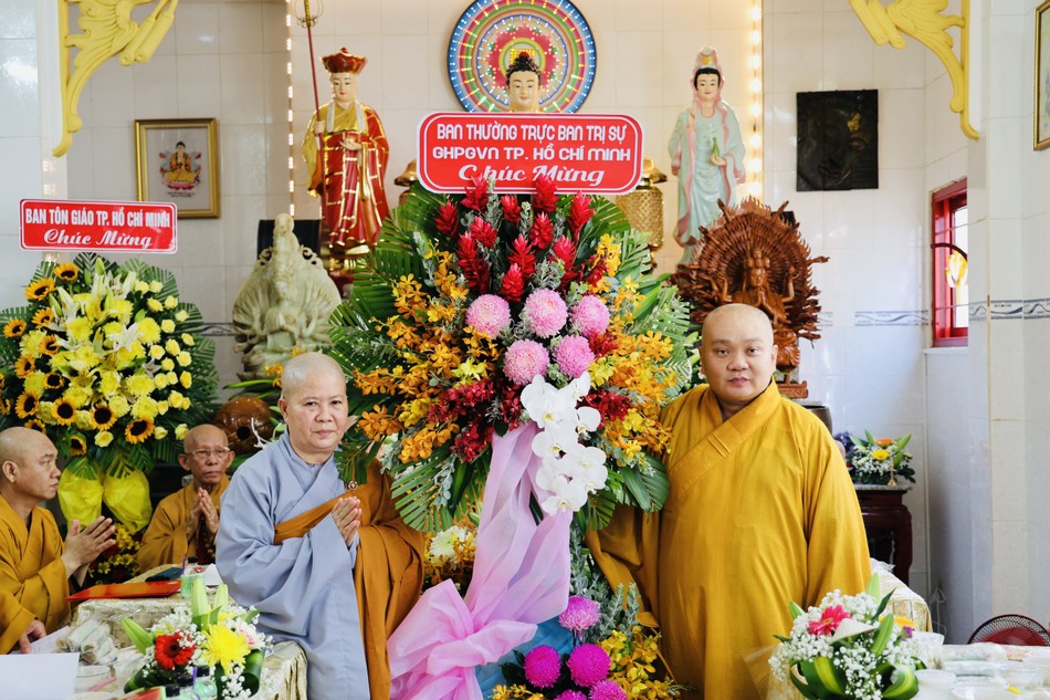 Lẵng hoa chúc mừng của Ban Thường trực Ban Trị sự GHPGVN TP.HCM Lẵng hoa chúc mừng của Ban Thường trực Ban Trị sự GHPGVN TP.HCM