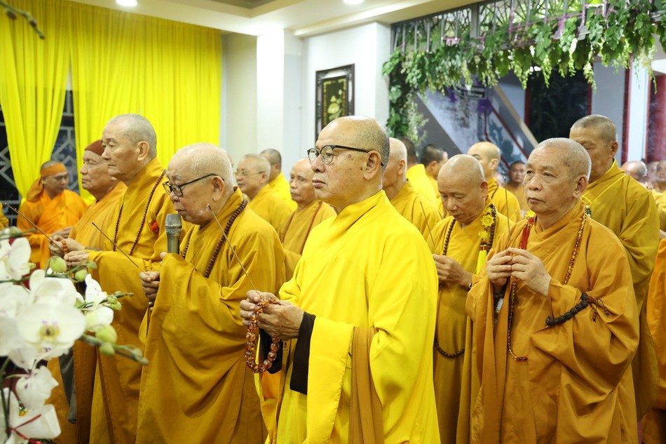 Chư tôn giáo phẩm thắp hương cầu nguyện Chư tôn giáo phẩm thắp hương cầu nguyện