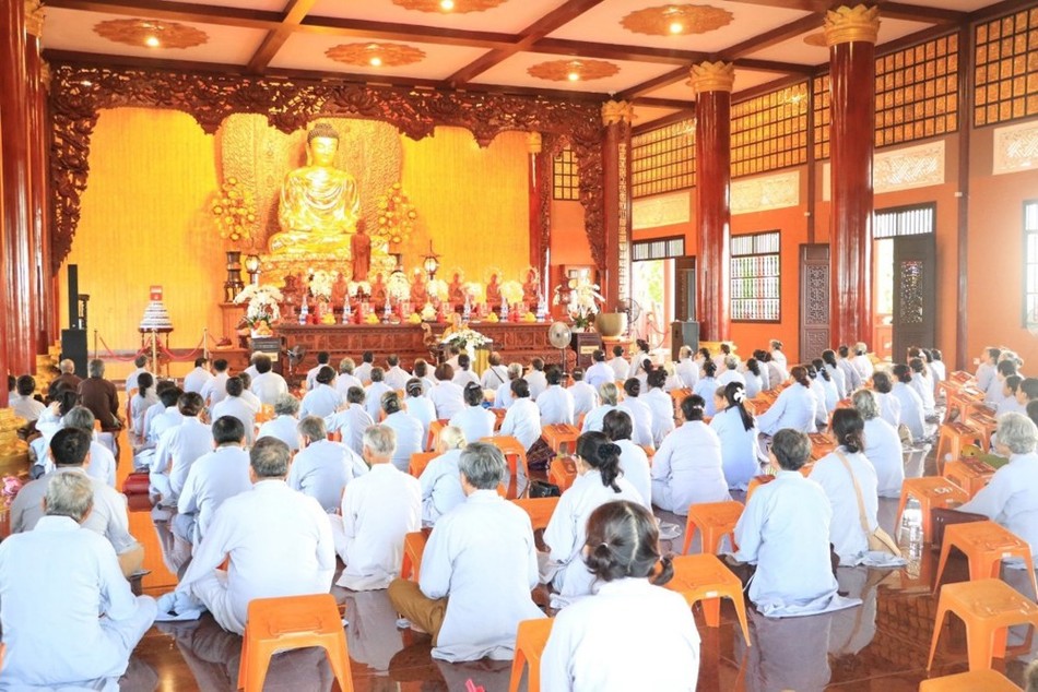 Đông đảo Phật tử tham dự thời pháp thoại