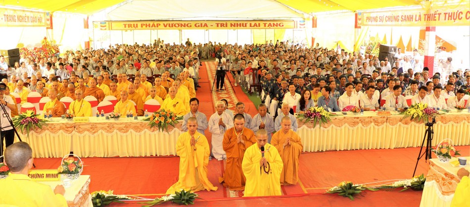 Đại đức Thích Đạo Ân dâng lời phát nguyện Đại đức Thích Đạo Ân dâng lời phát nguyện