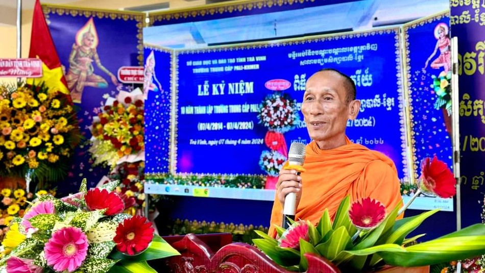 Hòa thượng Thạch Oai phát biểu ôn lại kỷ niệm 10 năm thành lập và phát triển Trường Trung cấp Pali -Khmer Trà Vinh Hòa thượng Thạch Oai phát biểu ôn lại kỷ niệm 10 năm thành lập và phát triển Trường Trung cấp Pali -Khmer Trà Vinh