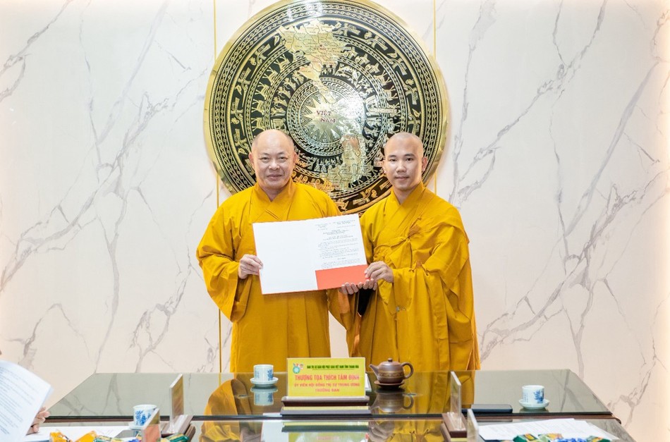 Trao quyết định bổ nhiệm Đại đức Thích Bản Tính làm trụ trì chùa Thạch Khê tại xã Đông Khê, H.Đông Sơn, tỉnh Thanh Hóa