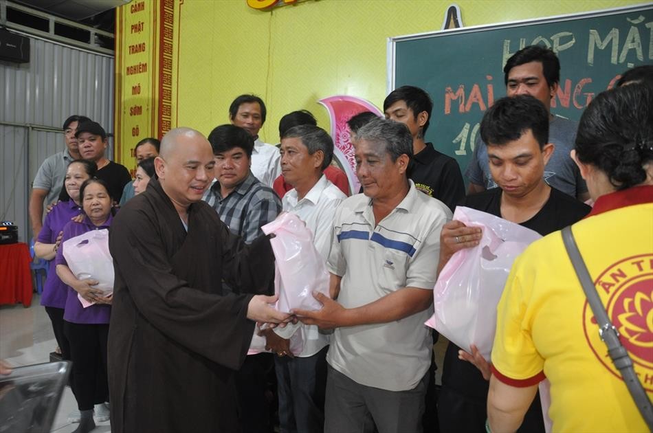 Đại đức Thích Lệ Ngôn tận tay trao quà tri ân đến các thành viên của Đội mai táng 0 đồng Đại đức Thích Lệ Ngôn tận tay trao quà tri ân đến các thành viên của Đội mai táng 0 đồng