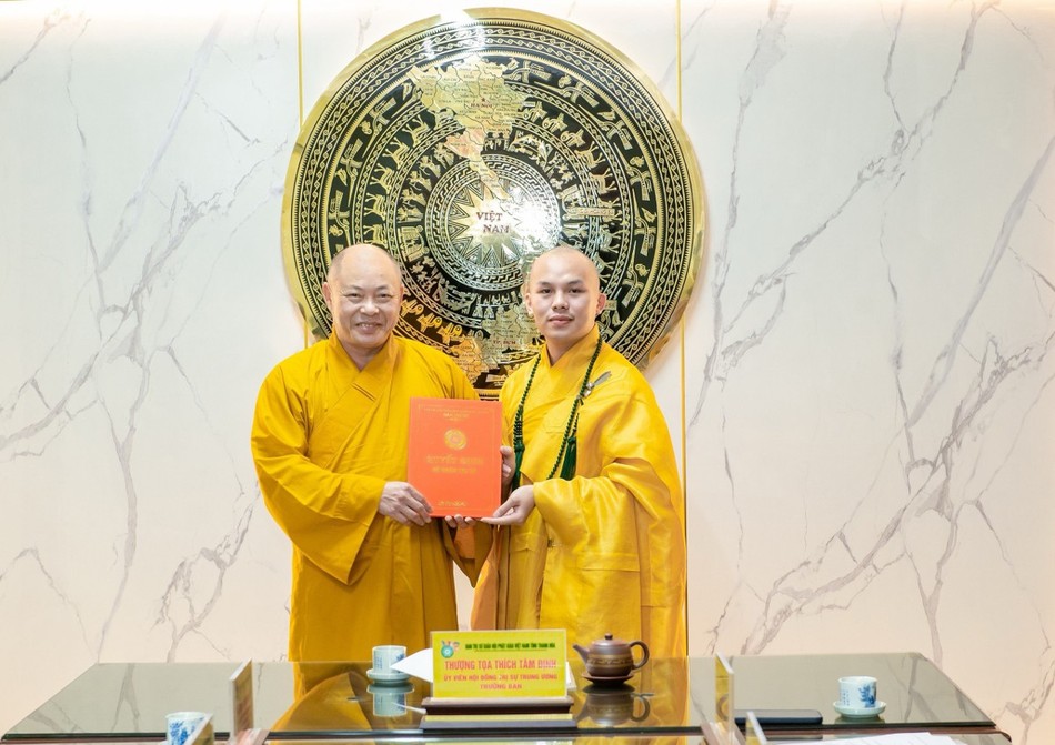 Đại đức Thích Giác Trang nhận quyết định về trụ trì chùa Thạch Tuyền tại xã Nga Thạch, H.Nga Sơn, tỉnh Thanh Hóa