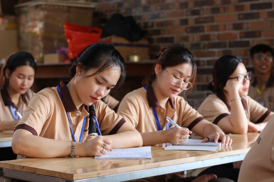 Các bạn trẻ học giáo lý Các bạn trẻ học giáo lý