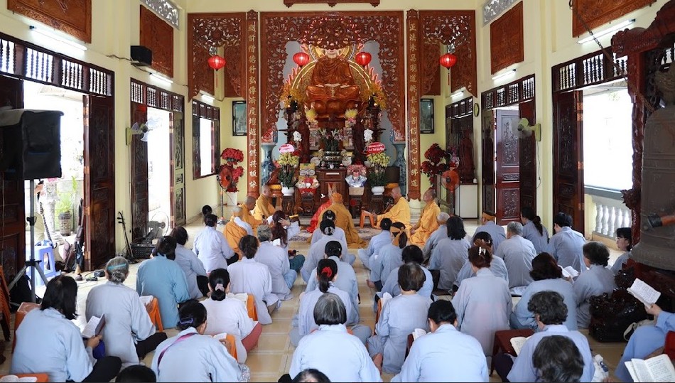 Khóa lễ tại chánh điện Khóa lễ tại chánh điện