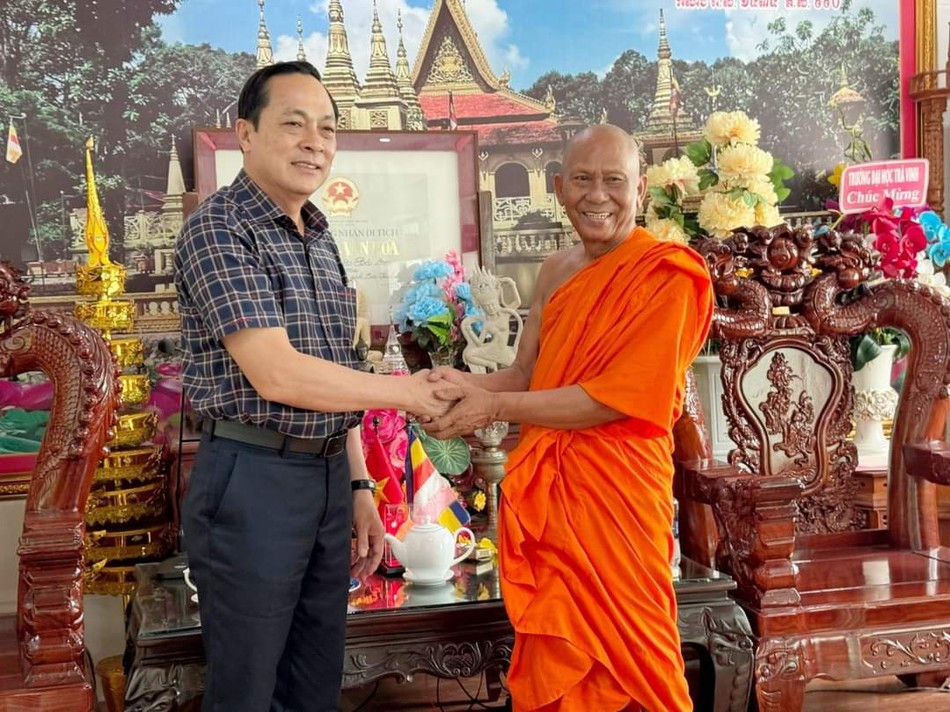 Phó Bí thư Tỉnh ủy Lâm Minh Đằng thăm Hòa thượng Thạch Sok Xane tại chùa Âng nhân dịp Tết Chôl Chnam Thmây