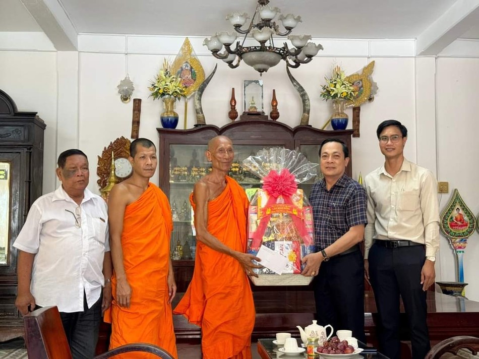 Đoàn chúc Tết Chôl Chnam Thmây tại chùa Kompong