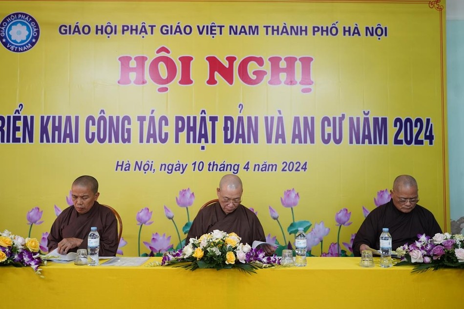 Chư tôn đức chủ tọa hội nghị Chư tôn đức chủ tọa hội nghị
