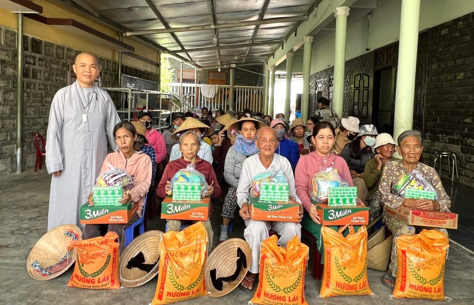 70 phần quà được trao đến bà con tại xã Ninh Thọ và các vùng lân cận 70 phần quà được trao đến bà con tại xã Ninh Thọ và các vùng lân cận