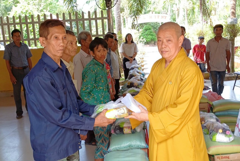 Hòa thượng Thích Trí Minh trao quà Hòa thượng Thích Trí Minh trao quà