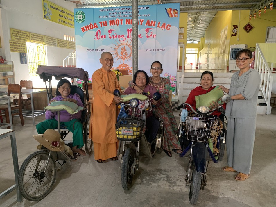 Trao quà đến người khiếm thị, khuyết tật trên địa bàn xã Hòa Khánh Tây, H.Đức Hòa, Long An Trao quà đến người khiếm thị, khuyết tật trên địa bàn xã Hòa Khánh Tây, H.Đức Hòa, Long An