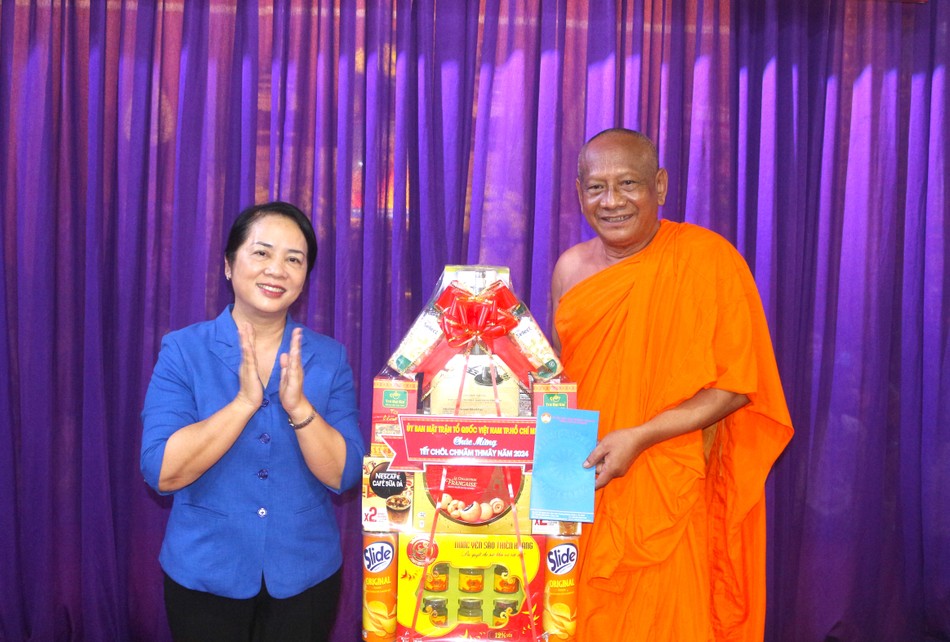 Chủ tịch Ủy ban MTTQVN TP.HCM Trần Kim Yến tặng quà chúc Tết Chôl Chnăm Thmây Chủ tịch Ủy ban MTTQVN TP.HCM Trần Kim Yến tặng quà chúc Tết Chôl Chnăm Thmây