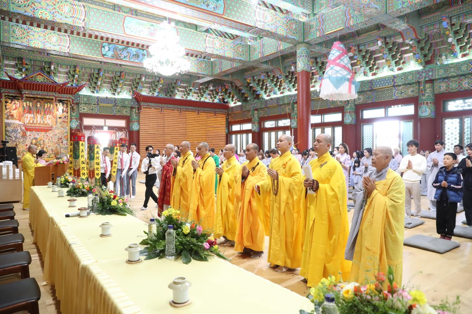 Niêm hương, đảnh lễ Tam bảo Niêm hương, đảnh lễ Tam bảo