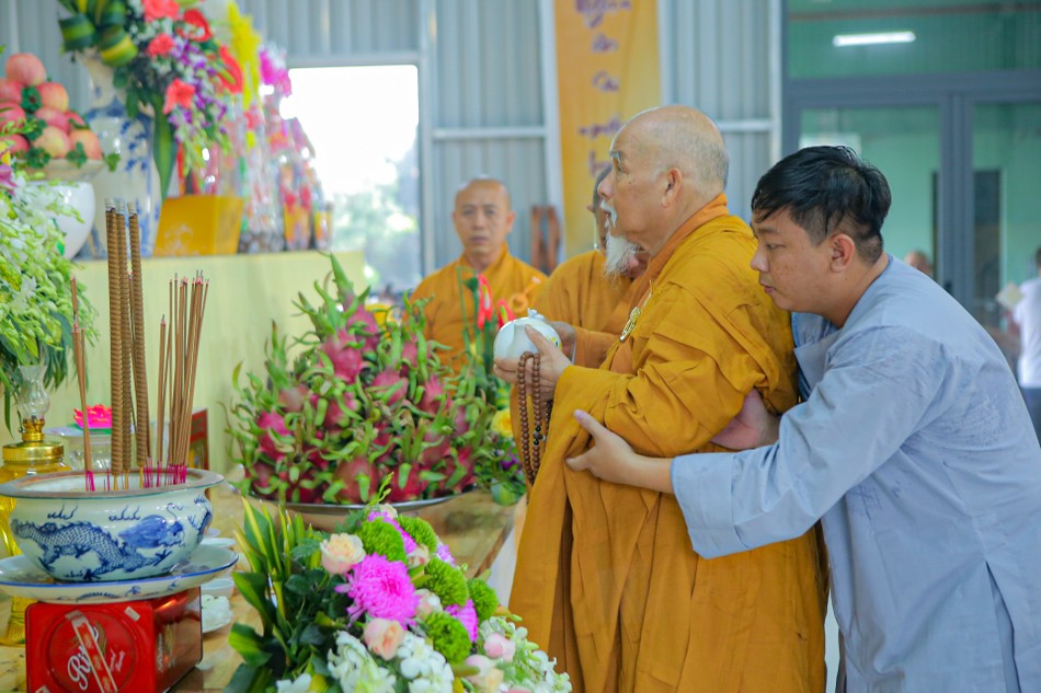 Hòa thượng Thích Tắc Hiệp dâng trà cúng dường Hòa thượng Thích Tắc Hiệp dâng trà cúng dường