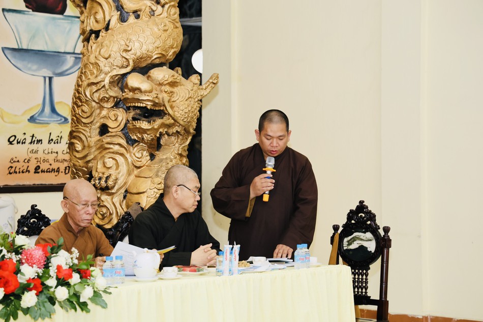 Đại đức Thích Minh Phước, thay mặt Ban Thư ký trình bày kế hoạch tổ chức Đại lễ Phật đản và khóa An cư kiết hạ Phật lịch 2568 Đại đức Thích Minh Phước, thay mặt Ban Thư ký trình bày kế hoạch tổ chức Đại lễ Phật đản và khóa An cư kiết hạ Phật lịch 2568