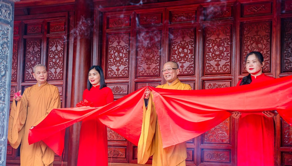 Cắt băng khánh thành ngôi tổ đường