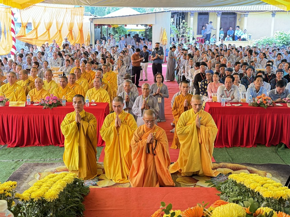 Thượng toạ Thích Khánh Chơn dâng lời phát nguyện